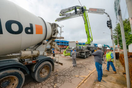 Obra da Ponte Ribeirão dos Couros interdita parte da Av. 31 de Março, em SBC e prefeito vistoria