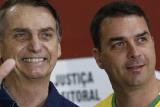 Em carta, Bolsonaro confirma pré-candidatura do filho Flávio à Presidência da República em 2026