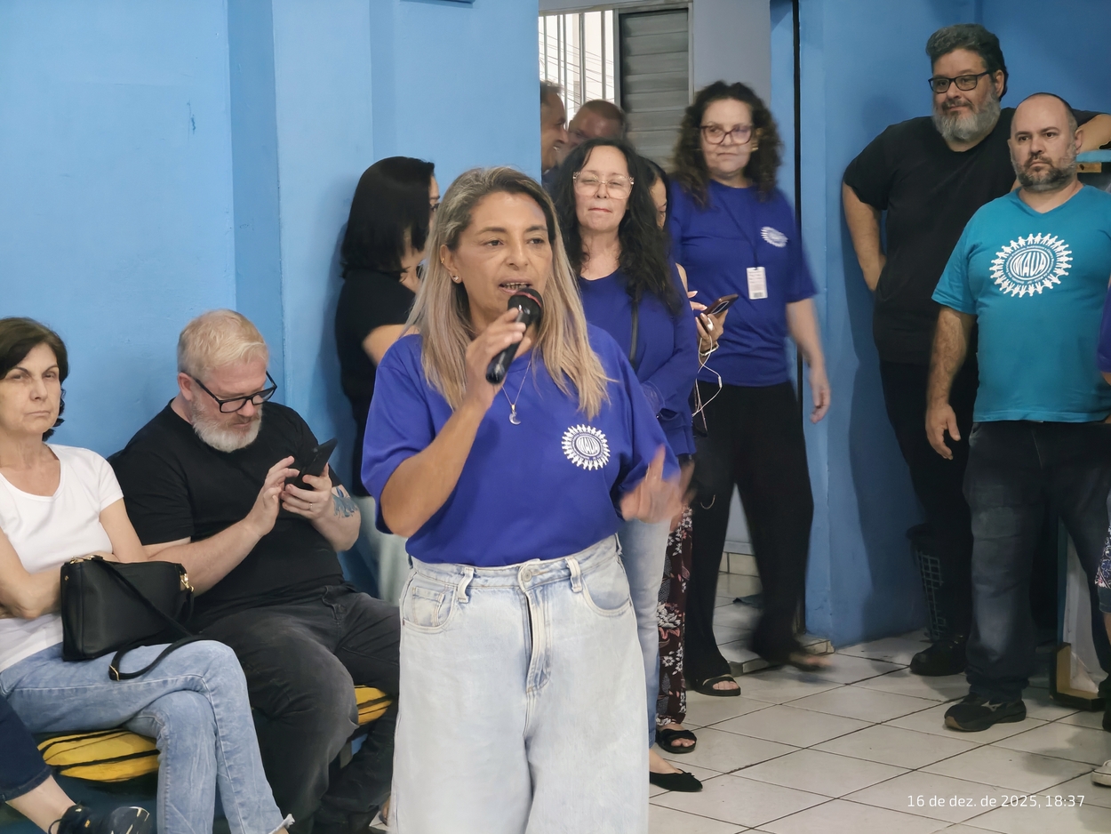 Presidente do Sindserv, professora Mara Dias, orienta servidores demitidos (Foto: Lucas Miranda/Sindserv)