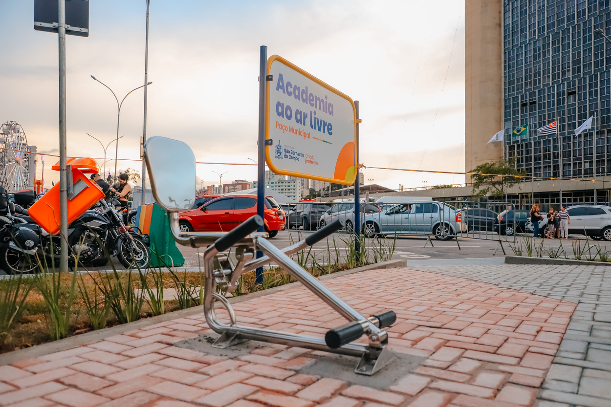 Academia custou R$ 100 mil e foi custeada por empresa que arrancou oito árvores e foi multada por infração ambiental