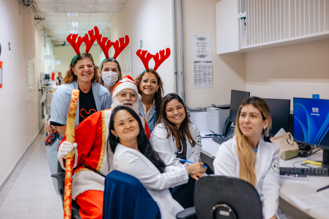 Papai Noel leva acolhimento e emoção ao Hospital de Câncer Padre Anchieta