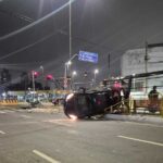 Carro capota em cruzamento de avenidas em São Bernardo