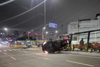 Carro capota em cruzamento de avenidas em São Bernardo