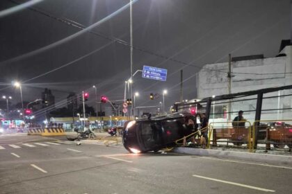 Carro capota em cruzamento de avenidas em São Bernardo