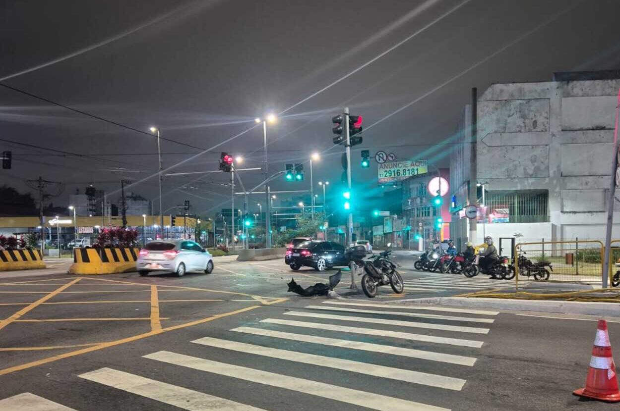 Colisão entre dois veículos na noite de domingo (30) aconteceu no cruzamento da Faria Lima com a Prestes Maia