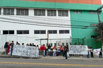 Movimento Luta de Classes e Unidade Popular realizam ato contra a 6x1 em frente ao supermercado Joanin  em SBC