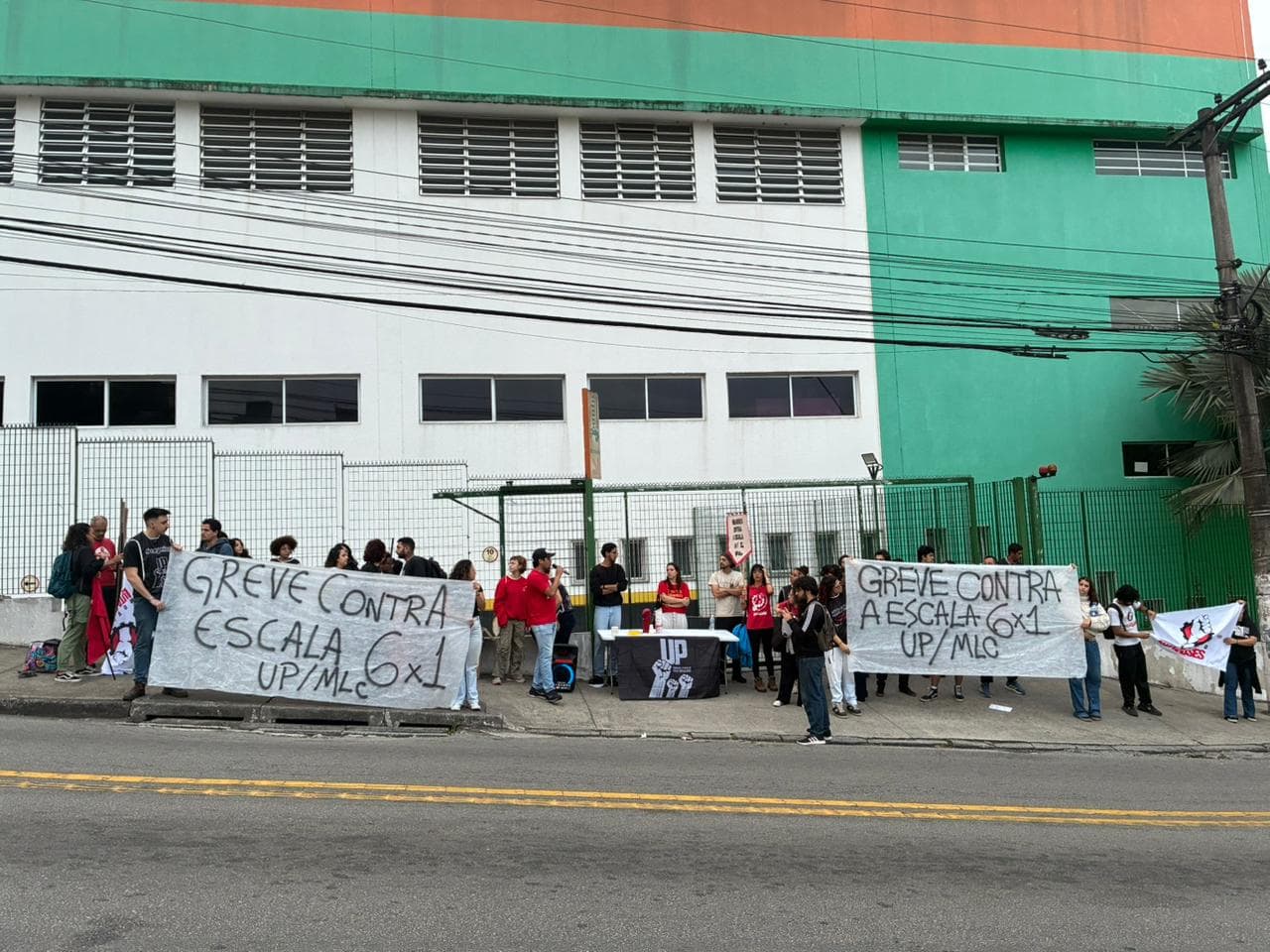 Movimento Luta de Classes e Unidade Popular realizam ato contra a 6x1 em frente ao supermercado Joanin  em SBC
