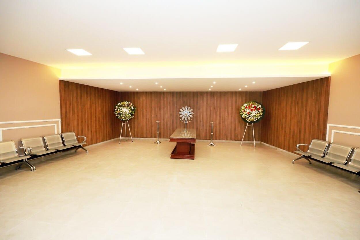 seis salas de velório, que também foram pintadas e passaram a contar com ornamentos prateados para colocação de velas e suportes para os caixões.