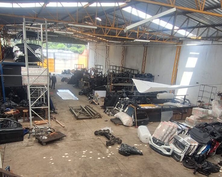 Equipes encontraram carro roubado sendo cortado e apreenderam peças sem procedência nos desmanches