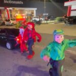 Atrações com Palhacinho Fofura, Naruto e Mickey aproveitam a movimentação das atividades antes do Natal para percorrer ruas da cidade