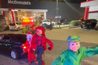 Atrações com Palhacinho Fofura, Naruto e Mickey aproveitam a movimentação das atividades antes do Natal para percorrer ruas da cidade