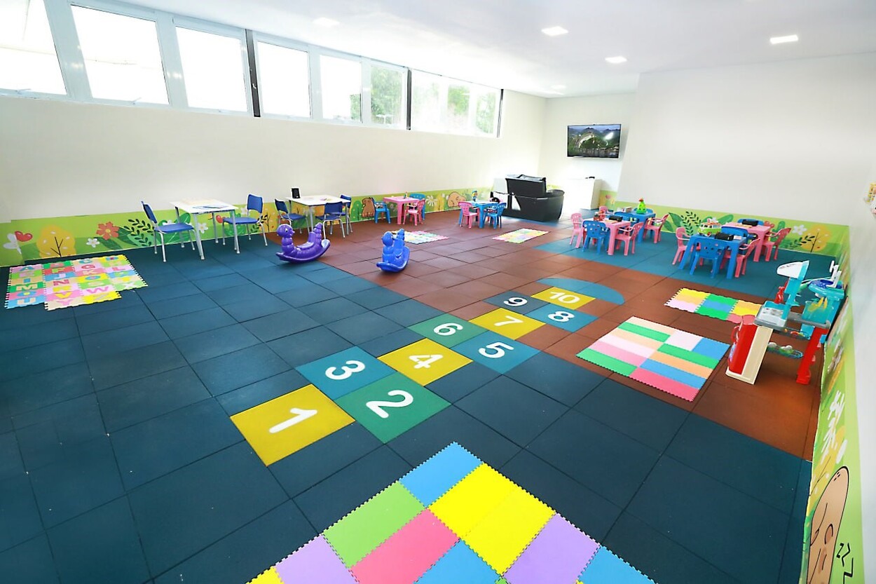 Crianças ganham espaço no SIM enquanto suas mães aguardam por atendimento.