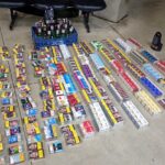 Entre os itens subtraídos e recuperados estavam 9 unidades de gin, 14 unidades de uísque e 493 maços de cigarros, que foram restituídos ao representante do estabelecimento comercial.