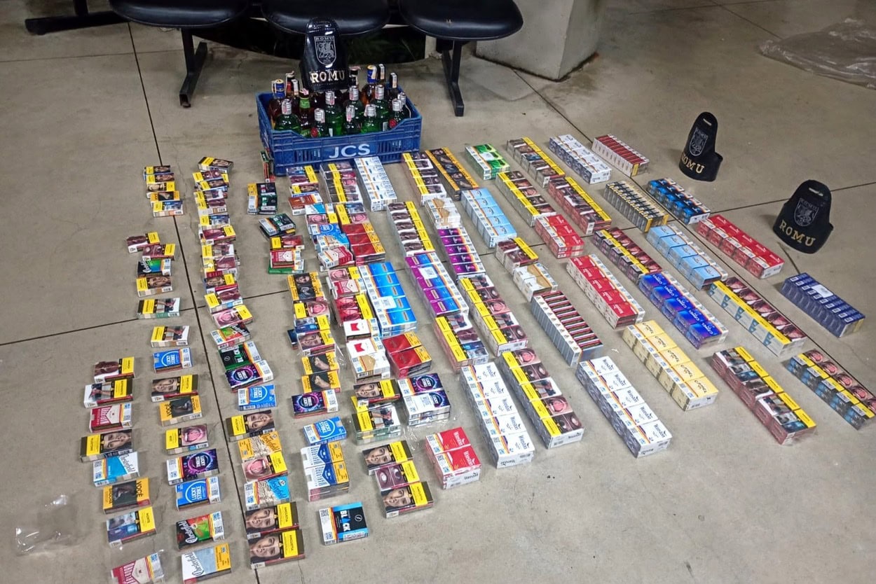 Entre os itens subtraídos e recuperados estavam 9 unidades de gin, 14 unidades de uísque e 493 maços de cigarros, que foram restituídos ao representante do estabelecimento comercial.