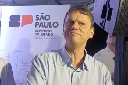 Em Diadema, moradores gritam para Tarcísio: "Presidente"