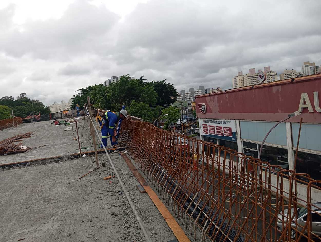 elevado em frente à Engenharia Mauá, na divisa de São Bernardo (Rudge Ramos) e São Caetano, com cerca de 600 metros.