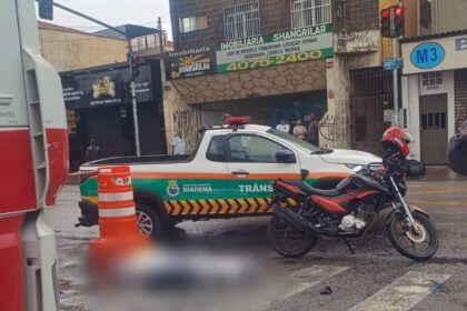 Passageira de moto de aplicativo morre atropelada por carreta em Diadema