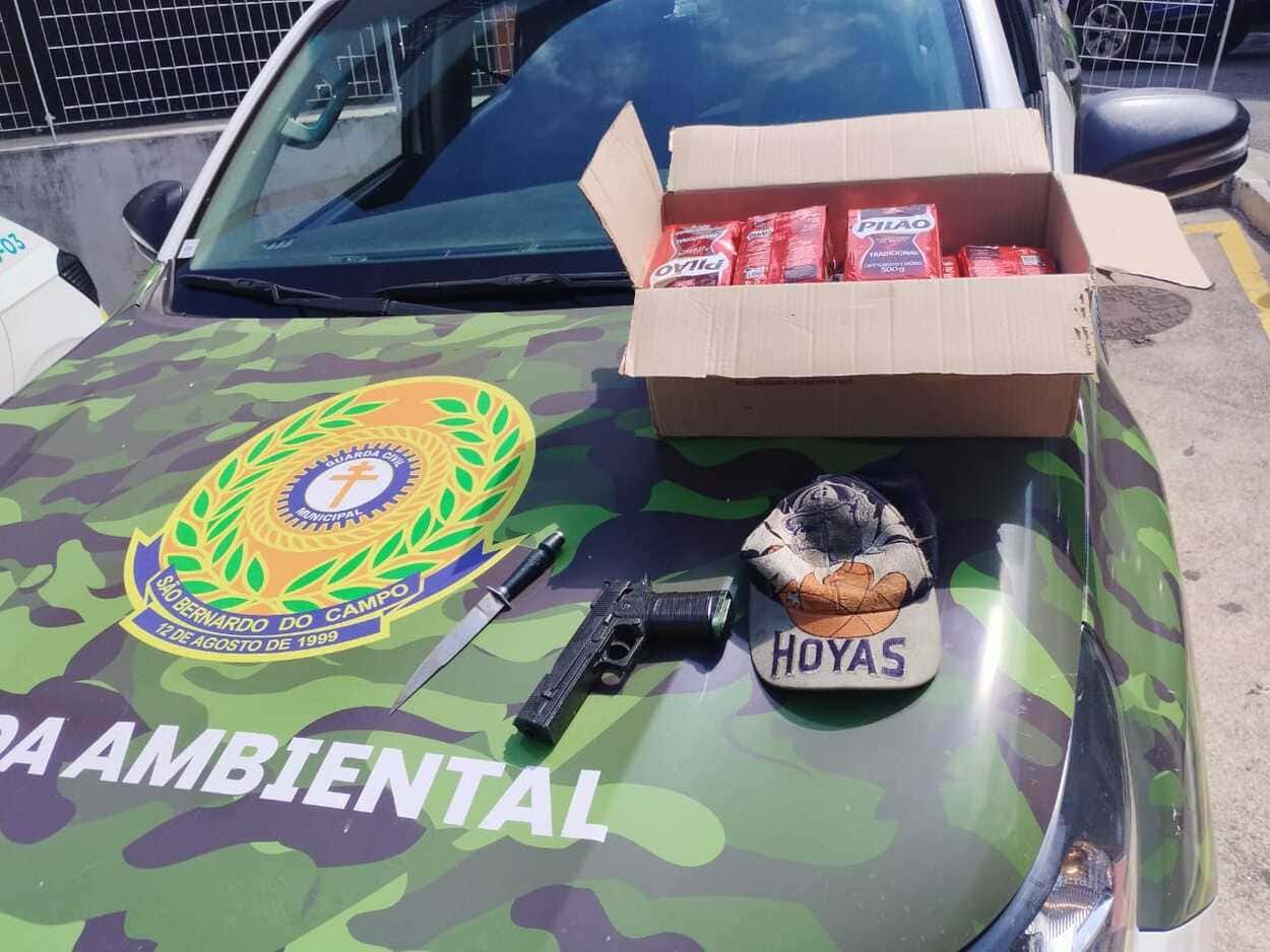 dupla fugiu carregando uma caixa com as mercadorias roubadas em direção a um veículo preto que os aguardava para dar apoio à fuga.