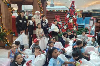 Gesto inclusivo no Natal: Papai Noel aprende libras e conduz festa para crianças surdas em Mauá