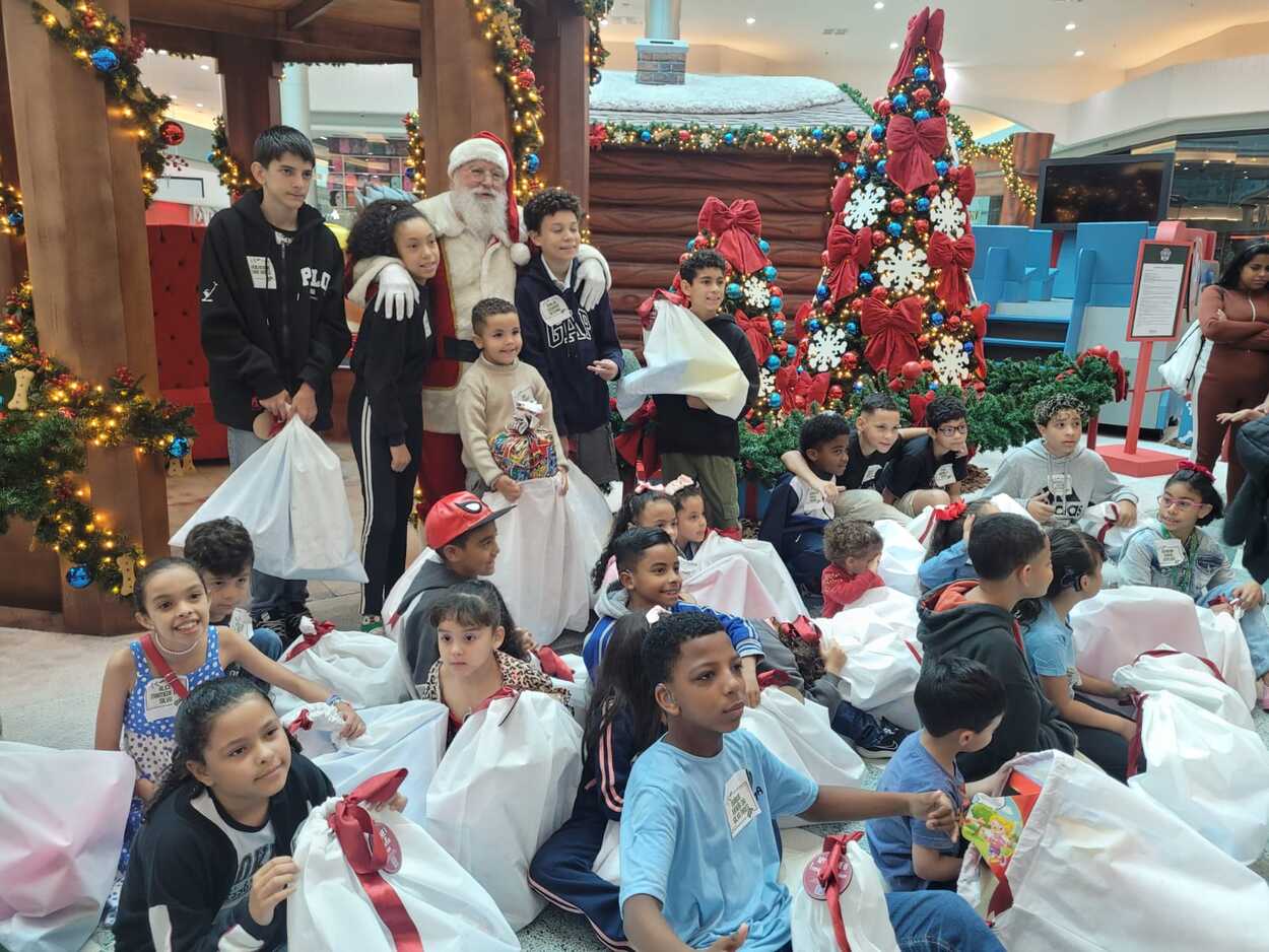 Gesto inclusivo no Natal: Papai Noel aprende libras e conduz festa para crianças surdas em Mauá