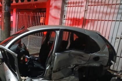 Perda de controle causa batida frontal entre Citroën C3 e VW Polo na Rua Javri; 3 vítimas foram para o CHM e 3 foram para hospital particular
