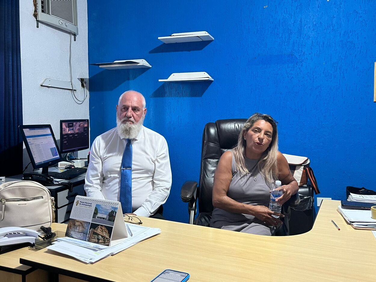 Carlos Alberto Zambotto, advogado do Sindicato, e Maralisa Torres Dias, presidente do Sindiserv: ação civil pública também pede multa para a Prefeitura