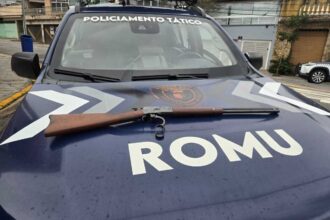 Briga de família termina com prisão: homem mostra espingarda e acaba na Delegacia
