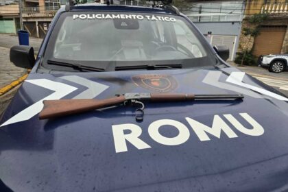 Briga de família termina com prisão: homem mostra espingarda e acaba na Delegacia