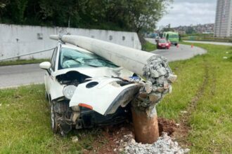 Acidente ocorreu na madrugada deste sábado (20); a condutora de 32 anos foi socorrida com escoriações  Hospital de Urgência. Foto: ABCD Jornal