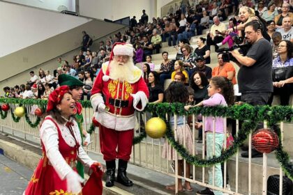 Tite Campanella entrega R$ 350 de benefício natalino a 6 mil famílias