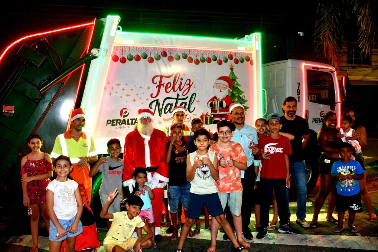 Caminhão com coletores e Papai Noel ilumina a noite andreense e faz a alegria da criançada com distribuição de doces