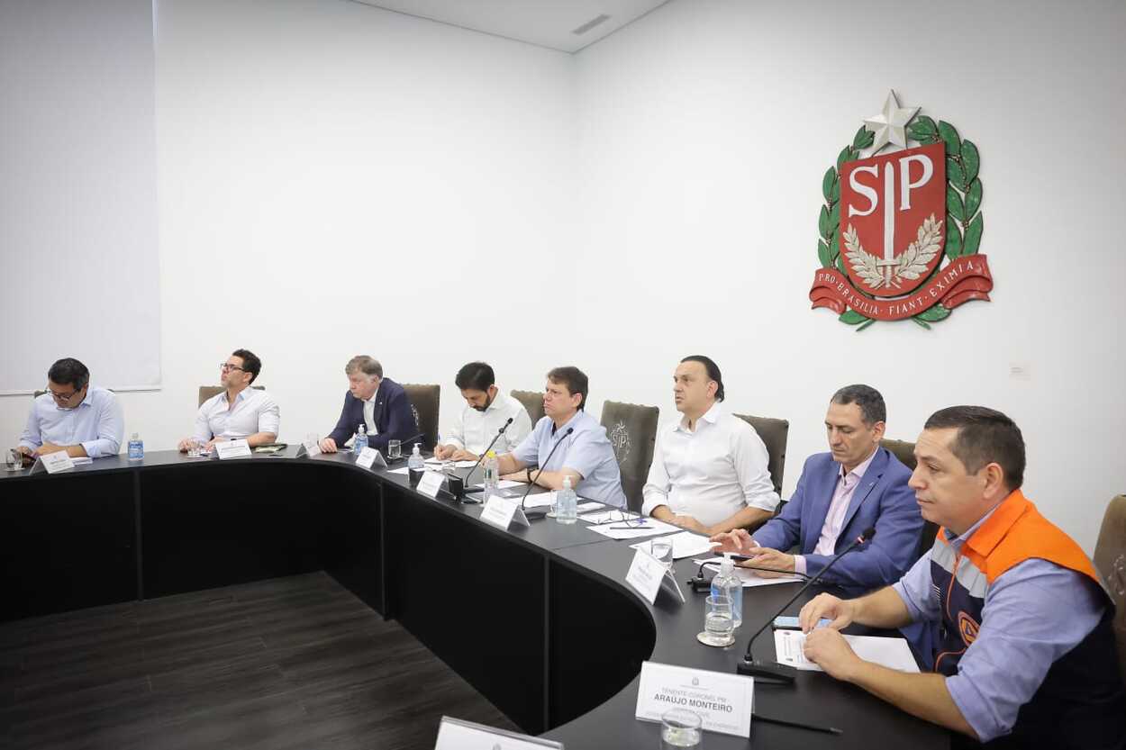Durante a reunião, o governador destacou a necessidade de atuação integrada entre Estado e municípios para minimizar riscos e impactos à população