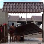 Brincadeira de verão "dá ruim" e vídeo viraliza após queda em portão