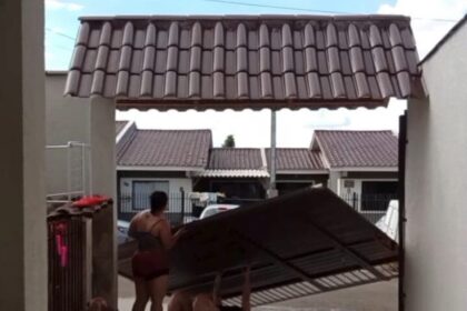 Brincadeira de verão "dá ruim" e vídeo viraliza após queda em portão