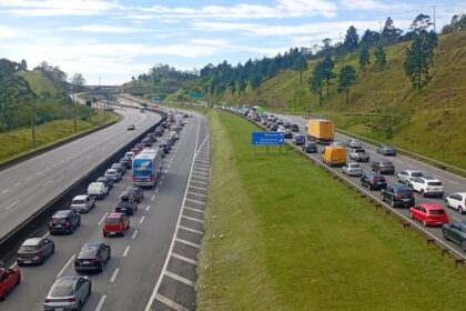 Rodovias Anchieta e Imigrantes apresentam lentidão em direção ao litoral   