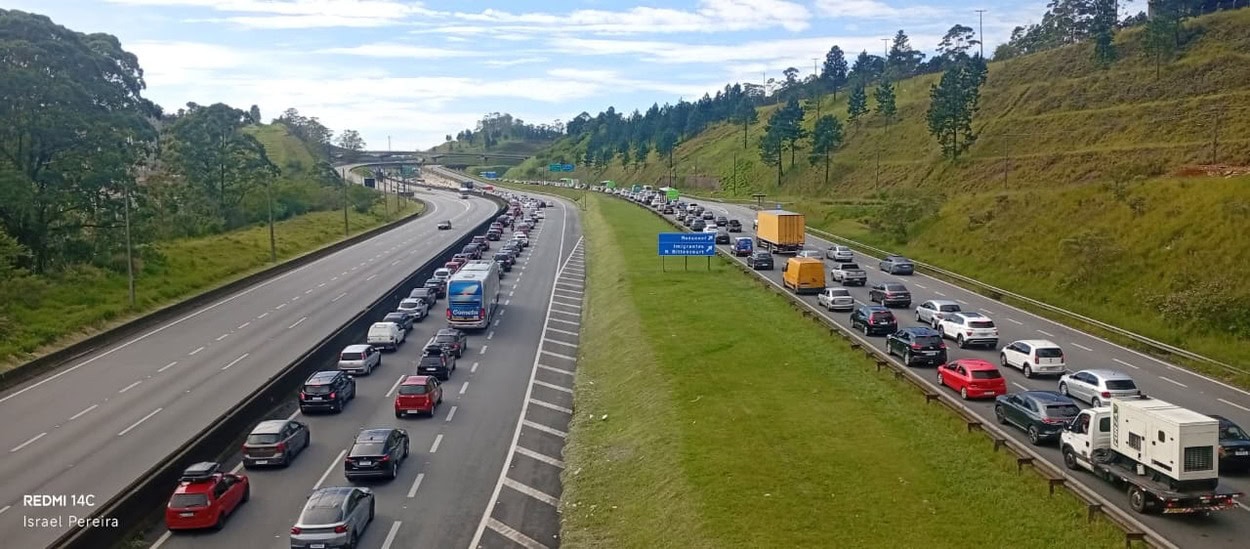 Rodovias Anchieta e Imigrantes apresentam lentidão em direção ao litoral   