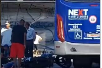 Acidente entre moto e ônibus deixa dois jovens feridos no centro de Diadema
