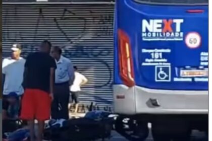 Acidente entre moto e ônibus deixa dois jovens feridos no centro de Diadema