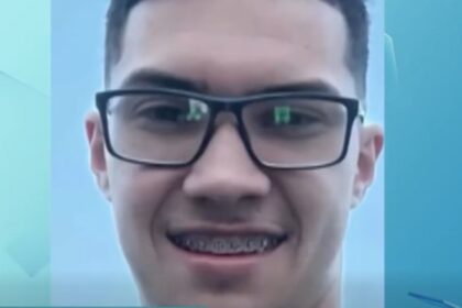 André dos Santos Teodoro estava com amigos quando foi alvo de disparos efetuados por dupla em uma moto; familiares suspeitam de execução