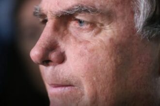 Com crise persistente de soluços, Bolsonaro faz nova cirurgia