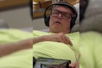 Carlos Bolsonaro publica vídeo do pai soluçando na prisão e alerta para risco de vida