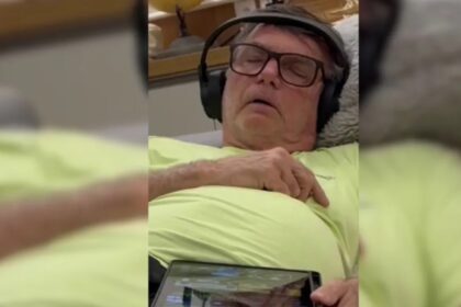 Carlos Bolsonaro publica vídeo do pai soluçando na prisão e alerta para risco de vida