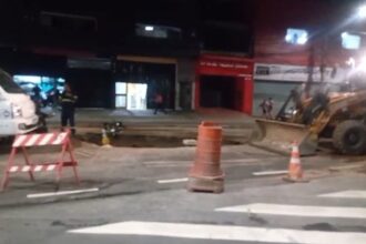 Fluxo de veículos na Avenida José Fornari, foi prejudicado devido às intervenções necessárias para o reparo emergencial em uma tubulação de alimentação da rede.