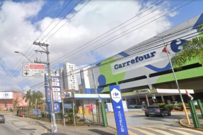 fachada do Carrefour da av. Maria Servidei Demarchi