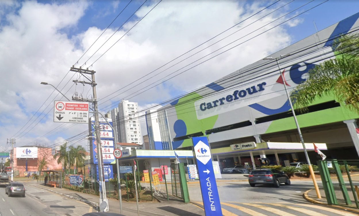 fachada do Carrefour da av. Maria Servidei Demarchi