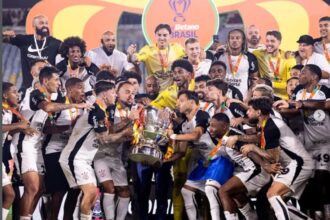 Tarcísio brinca com "previsão" de título do Corinthians durante inauguração de piscinão no ABC