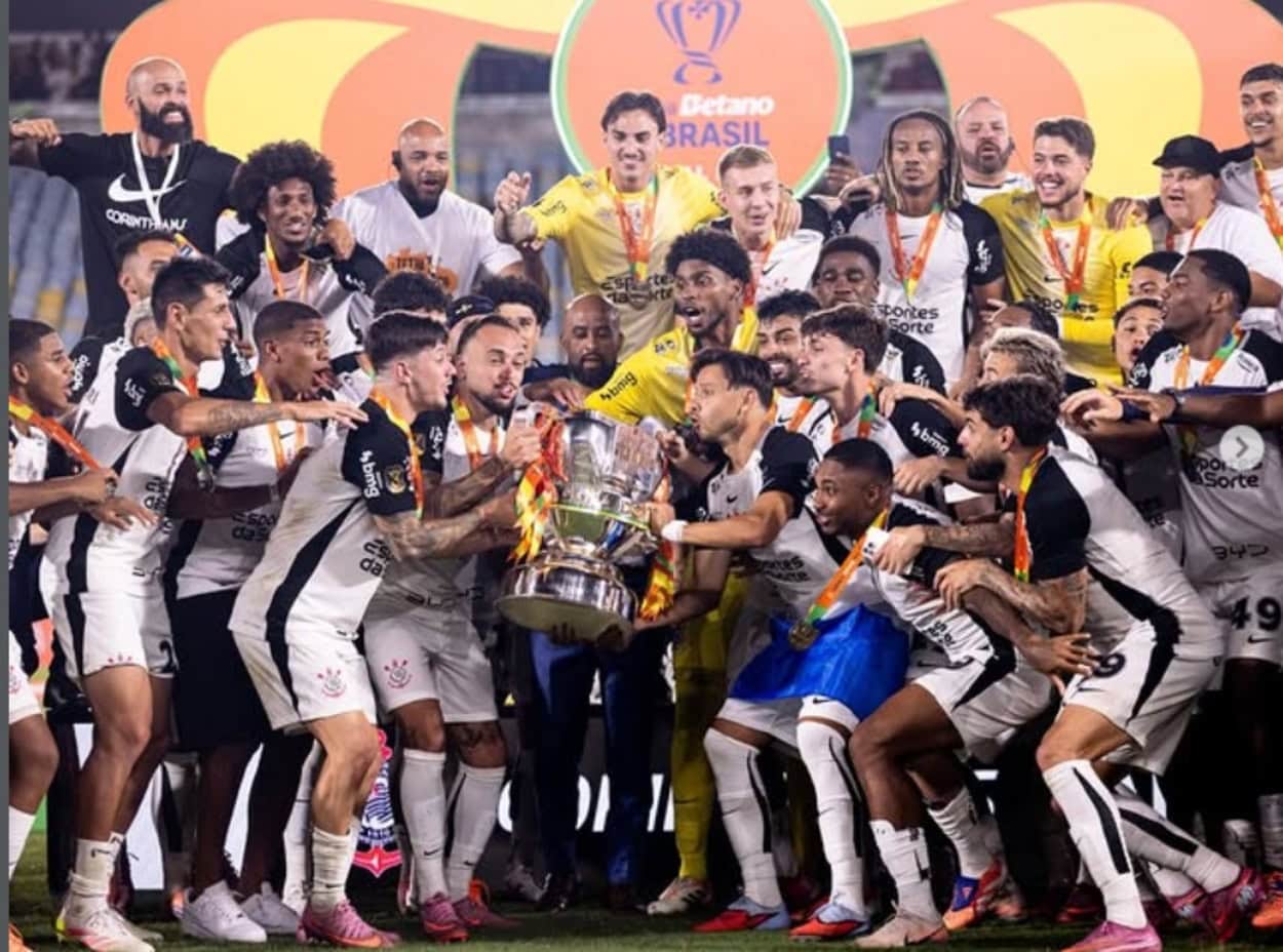 Tarcísio brinca com "previsão" de título do Corinthians durante inauguração de piscinão no ABC