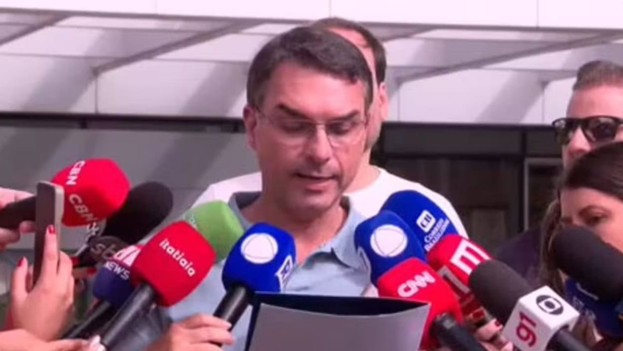 Segundo Flávio Bolsonaro, a carta foi redigida pelo ex-presidente na Superintendência da Polícia Federal em Brasília no último dia 23 e assinada formalmente nesta quinta-feira