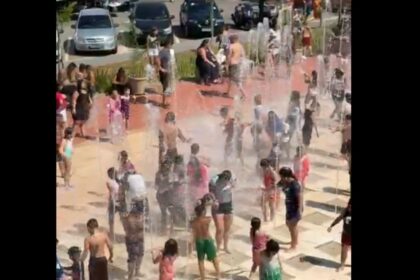 Onda de calor atrai centenas de crianças à fonte interativa do Paço em São Bernardo