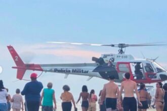 Helicóptero Águia da PM resgata turistas de Diadema em risco de afogamento em Mongaguá